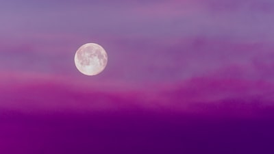 满月在紫色的天空
